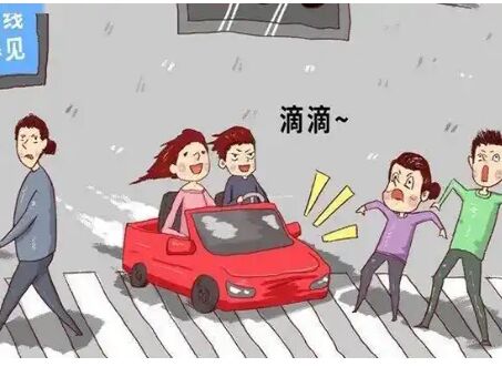 司机随便按喇叭吓坏路人