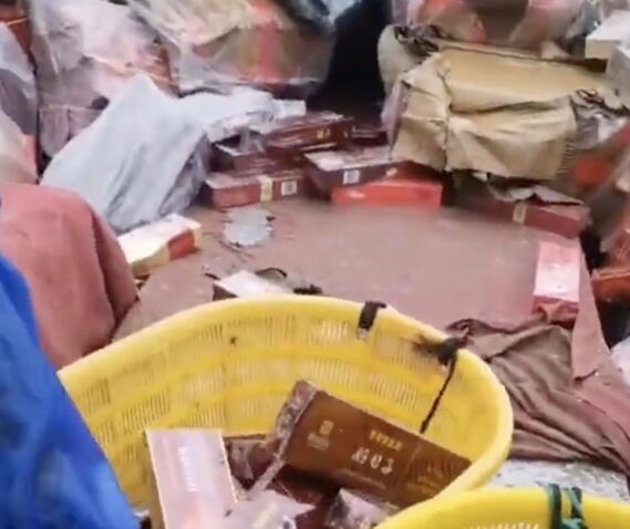 渔民不一会就打捞出一堆的香烟堆满了渔船