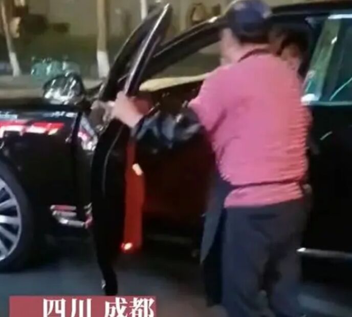 洗碗阿姨坐宾利上下班