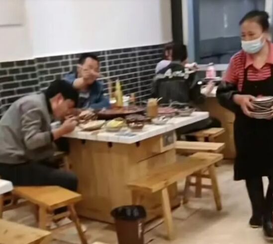 洗碗阿姨坐宾利上下班,网友阿姨,我也想和你一起刷碗