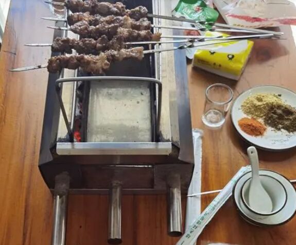 淄博烧烤独特的烤炉3件套“烤炉+小饼+蘸料”