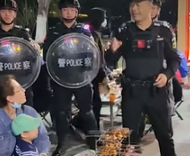 吃着烧烤旁边有警察在旁边巡逻的感觉