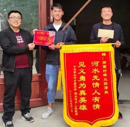 小伙跳黄河救人！家属抬羊登门拜谢！
