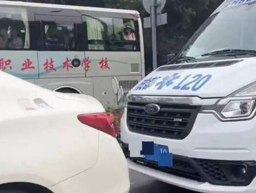 私家车担心扣分，怎么说都不让救护车